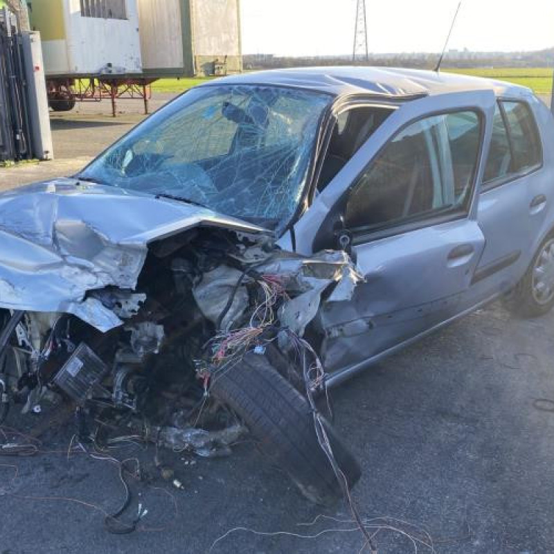 Feu arriere stop central RENAULT CLIO 2 Photo n°4