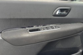 Feu arriere stop central PEUGEOT 3008 1