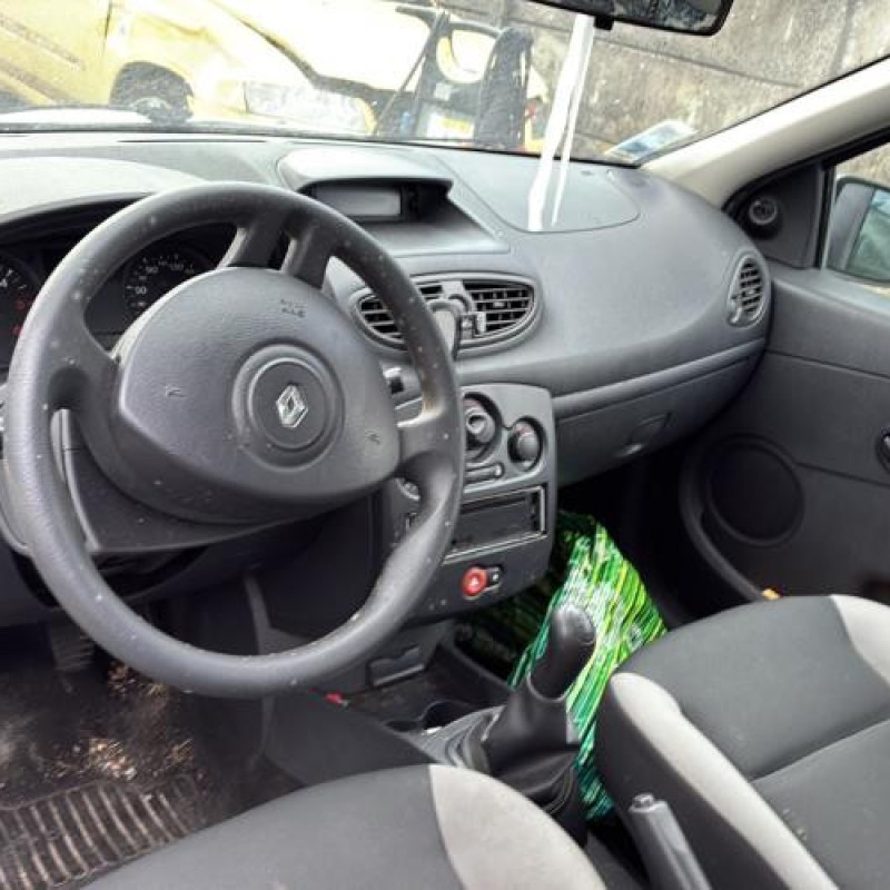 Feu arriere stop central RENAULT CLIO 3 Photo n°16