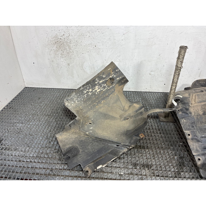 Pare boue avant droit MERCEDES CLASSE E 207 Photo n°2