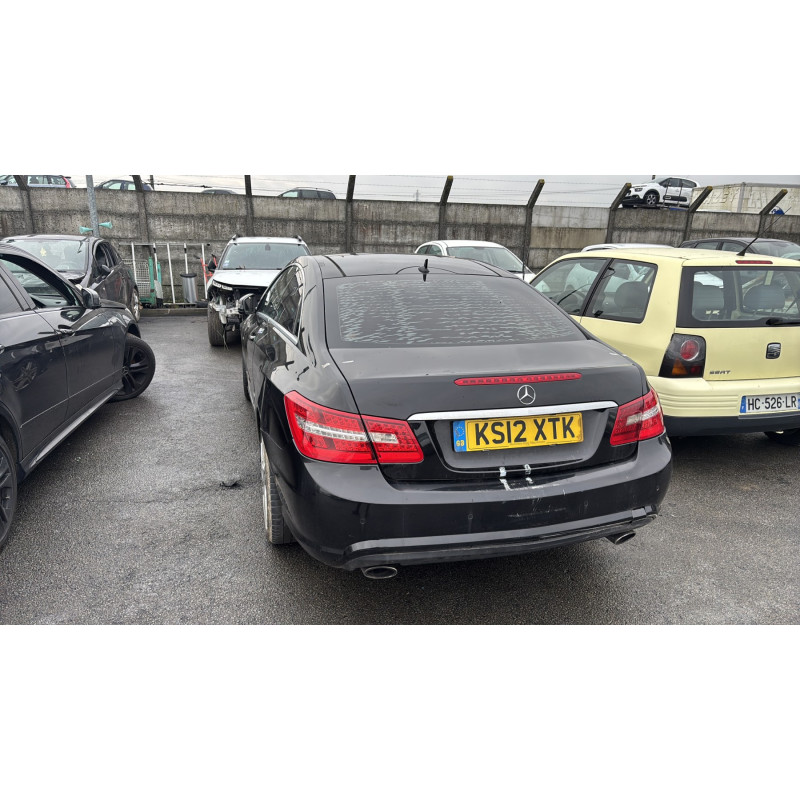Pare boue avant droit MERCEDES CLASSE E 207 Photo n°8