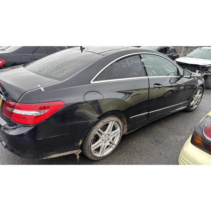 Pare boue avant droit MERCEDES CLASSE E 207 Photo n°10