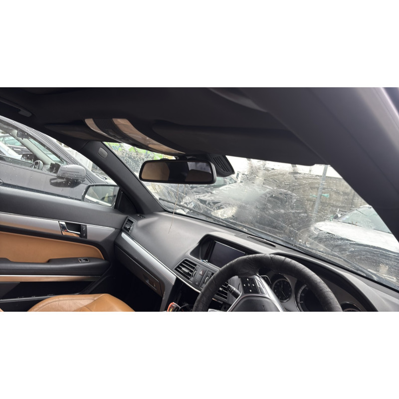 Pare boue avant droit MERCEDES CLASSE E 207 Photo n°17