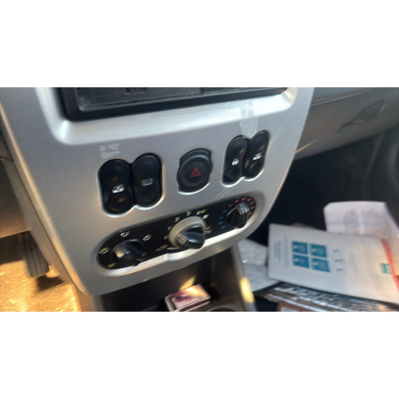 Pare boue avant gauche DACIA SANDERO 1 Photo n°20