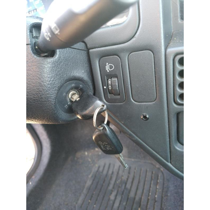 Bouton de warning PEUGEOT 106 Photo n°7