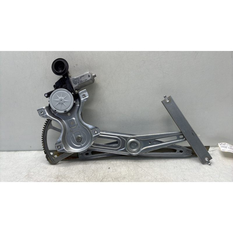 Leve vitre electrique avant droit TOYOTA YARIS 3 Photo n°1