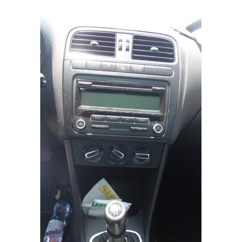 Attache ceinture arriere gauche VOLKSWAGEN POLO 5 Photo n°5