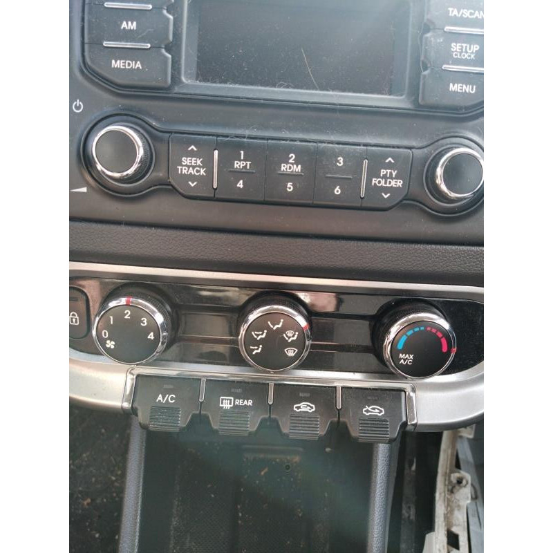 Attache ceinture arriere gauche KIA RIO 3 Photo n°14