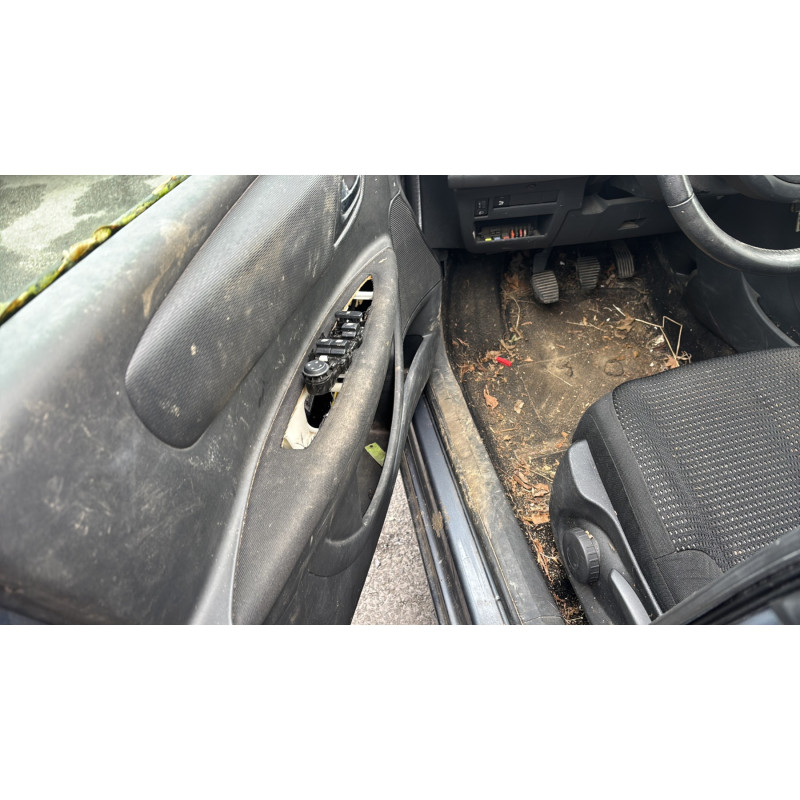 Attache ceinture avant droit CITROEN C4 1 Photo n°14