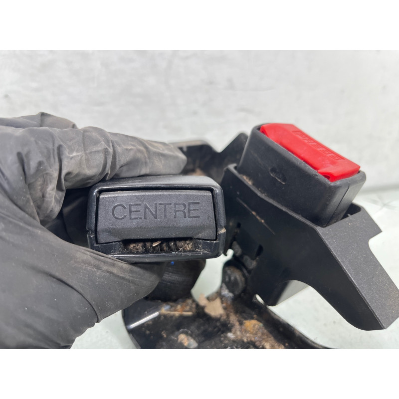 Attache ceinture arriere gauche RENAULT CLIO 3 Photo n°3