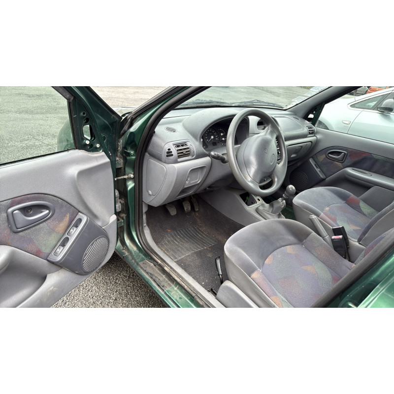 Calandre RENAULT CLIO 2 Photo n°14
