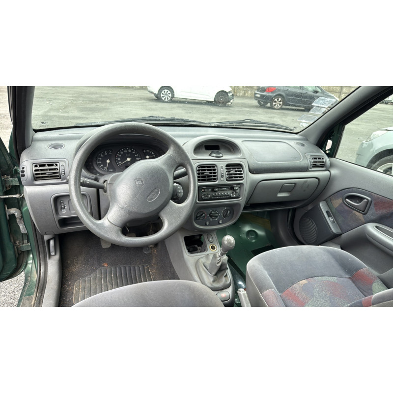 Calandre RENAULT CLIO 2 Photo n°17