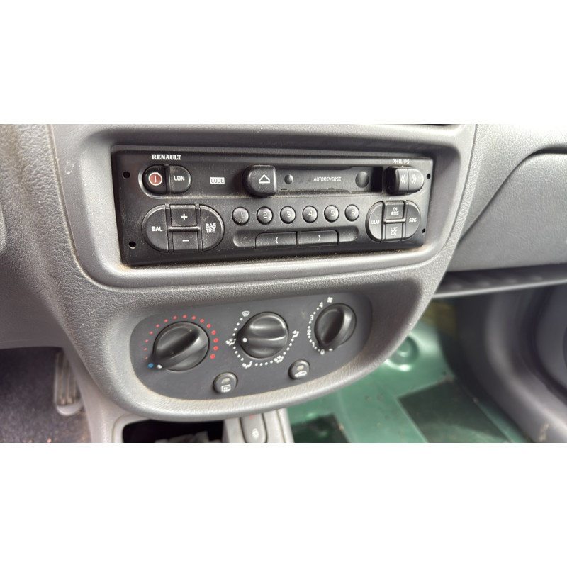 Calandre RENAULT CLIO 2 Photo n°19