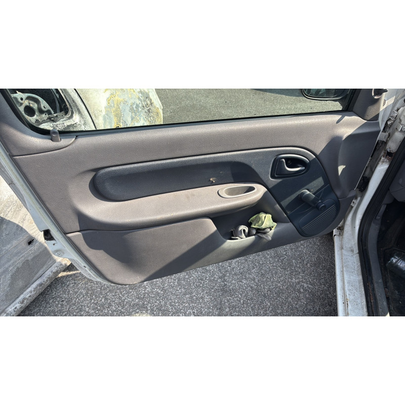 Calandre RENAULT CLIO 2 Photo n°13