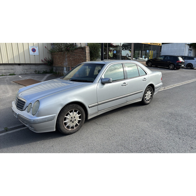 Calandre MERCEDES CLASSE E 210 Photo n°7