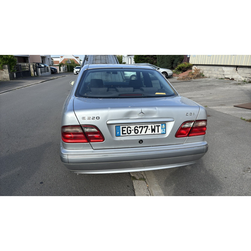 Calandre MERCEDES CLASSE E 210 Photo n°8