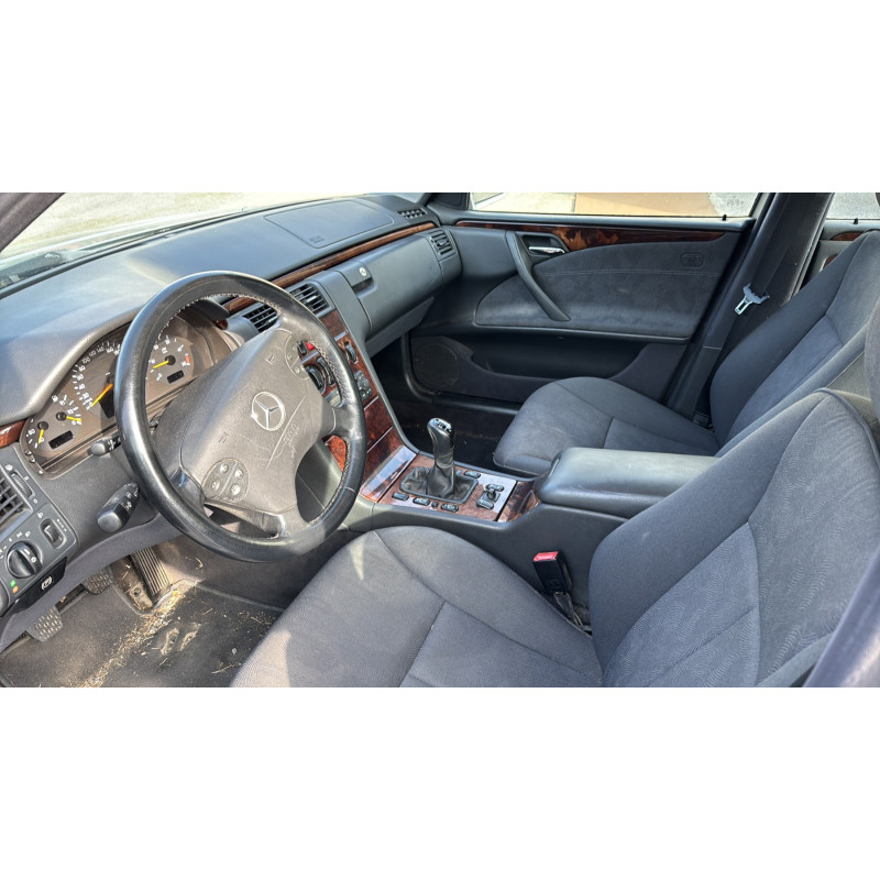 Calandre MERCEDES CLASSE E 210 Photo n°9