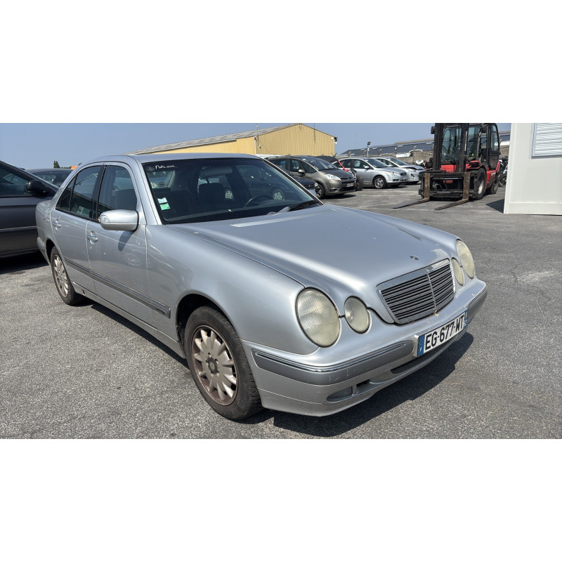 Calandre MERCEDES CLASSE E 210 Photo n°15