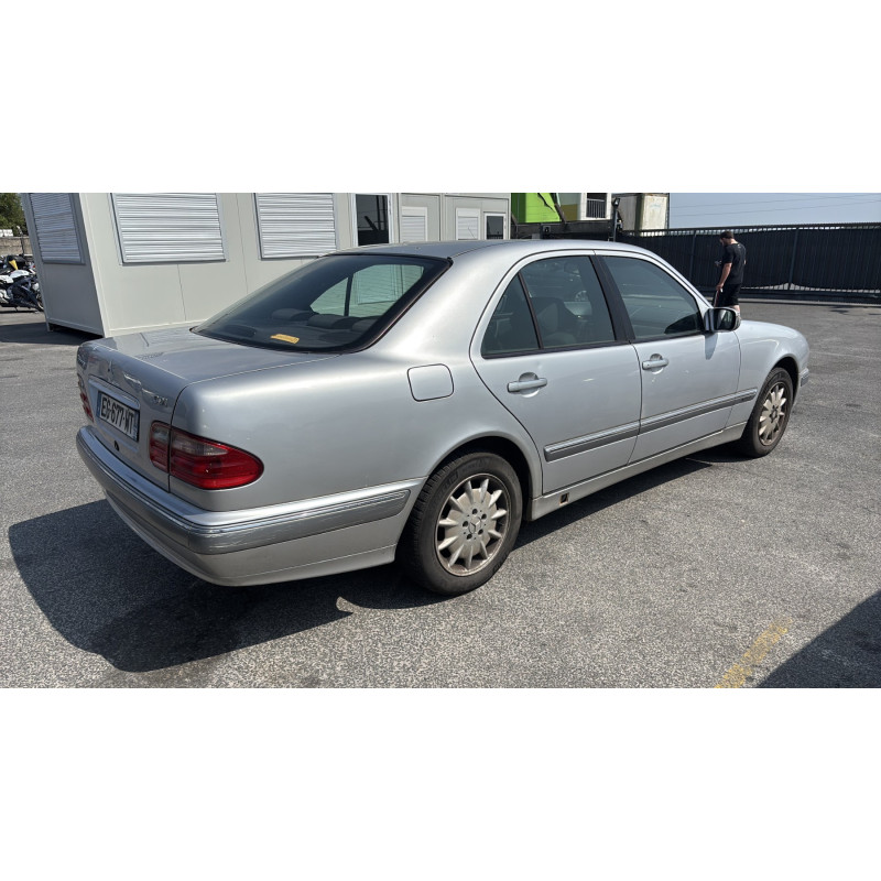 Calandre MERCEDES CLASSE E 210 Photo n°16