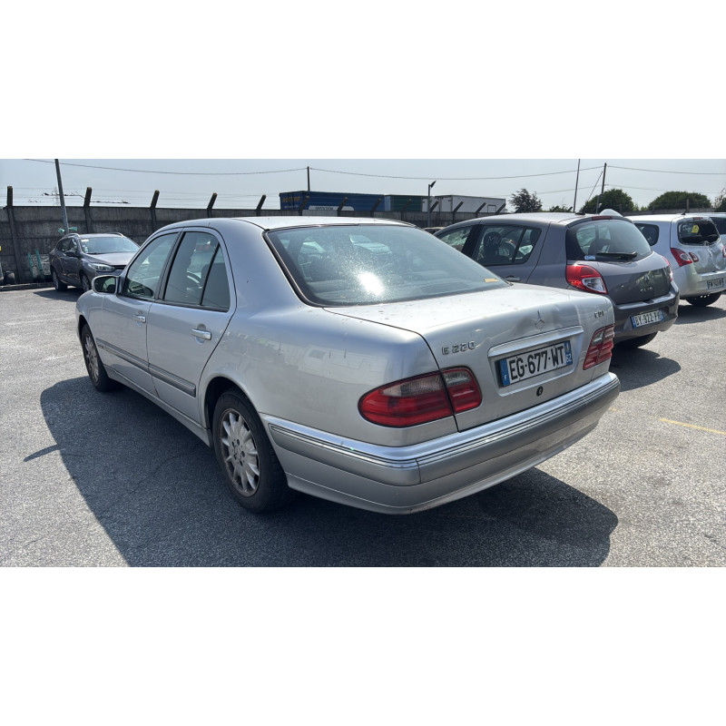 Calandre MERCEDES CLASSE E 210 Photo n°17