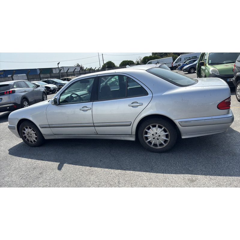 Calandre MERCEDES CLASSE E 210 Photo n°19