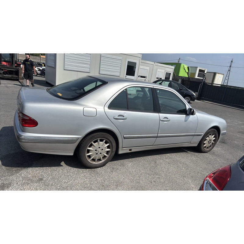 Calandre MERCEDES CLASSE E 210 Photo n°20