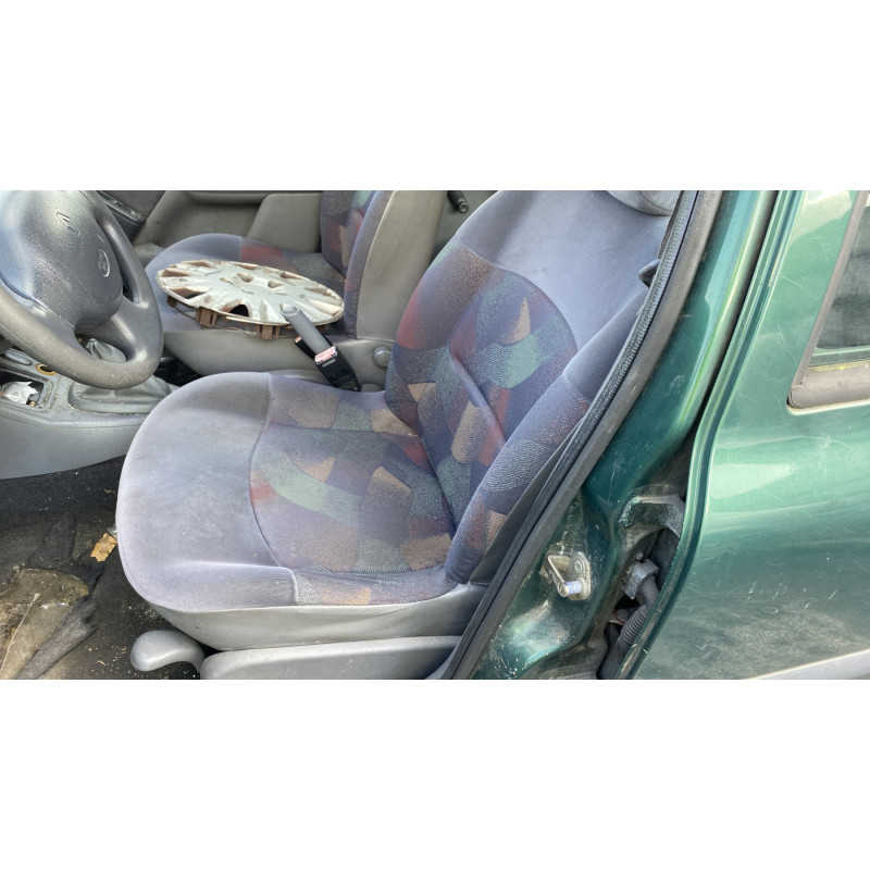 Calandre RENAULT CLIO 2 Photo n°16