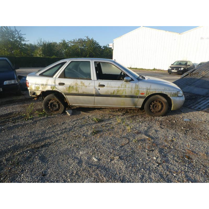 Calandre FORD ESCORT 6 Photo n°2