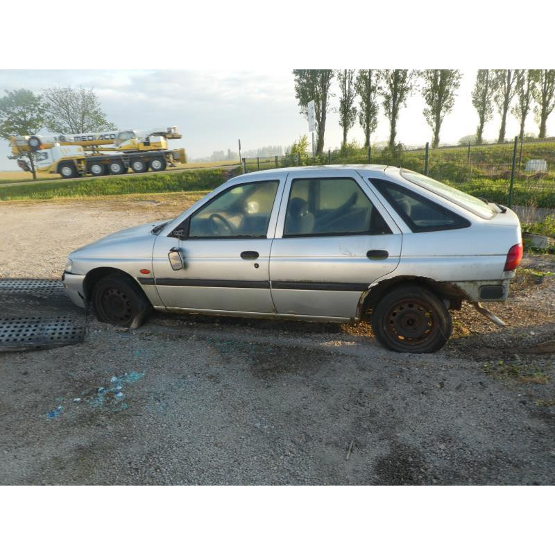 Calandre FORD ESCORT 6 Photo n°8