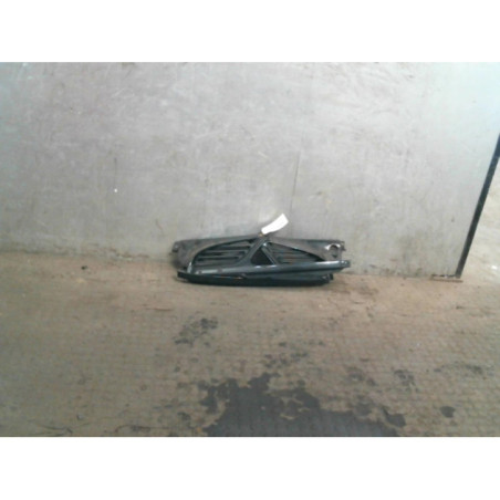 Calandre RENAULT MEGANE 1 Photo n°1