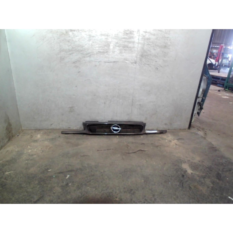 Calandre OPEL ASTRA F Photo n°1