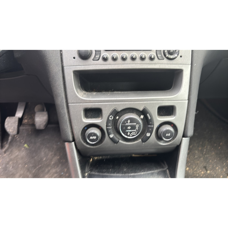 Attache ceinture avant gauche PEUGEOT 308 1 SW Photo n°12