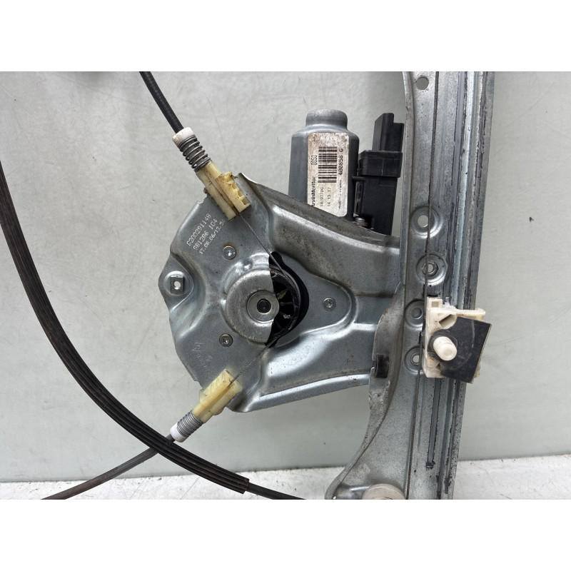 Leve vitre electrique avant gauche RENAULT CLIO 3 Photo n°2