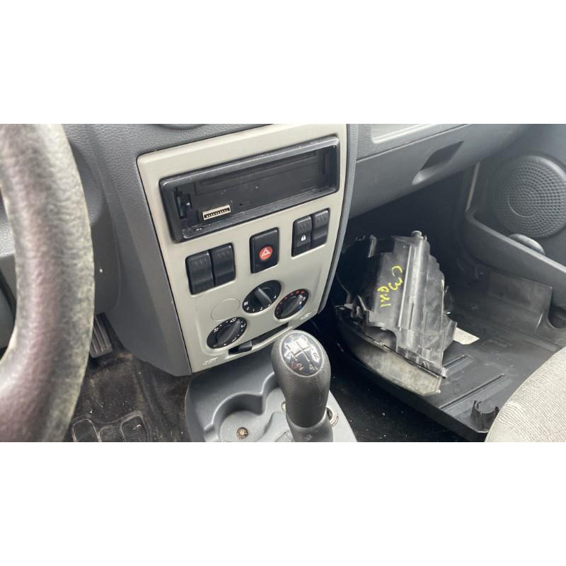 Vitre avant gauche DACIA LOGAN 1 Photo n°10