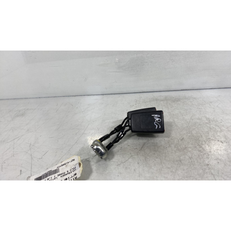 Attache ceinture arriere gauche VOLKSWAGEN POLO 5 Photo n°1