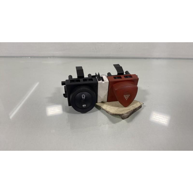 Bouton de warning RENAULT MEGANE 2 Photo n°1