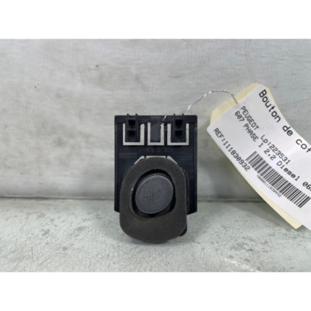 Bouton de coffre PEUGEOT 607 Photo n°1