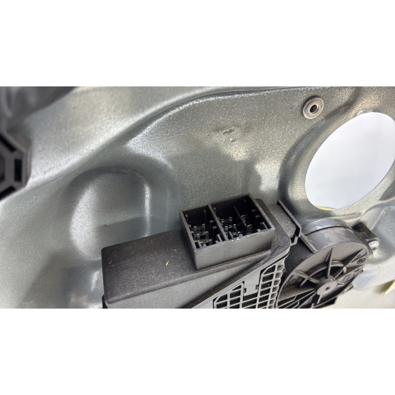 Leve vitre electrique avant droit VOLKSWAGEN POLO 4 Photo n°4