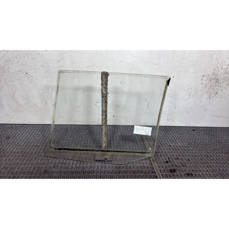 Vitre arriere droit PEUGEOT 405 Photo n°4