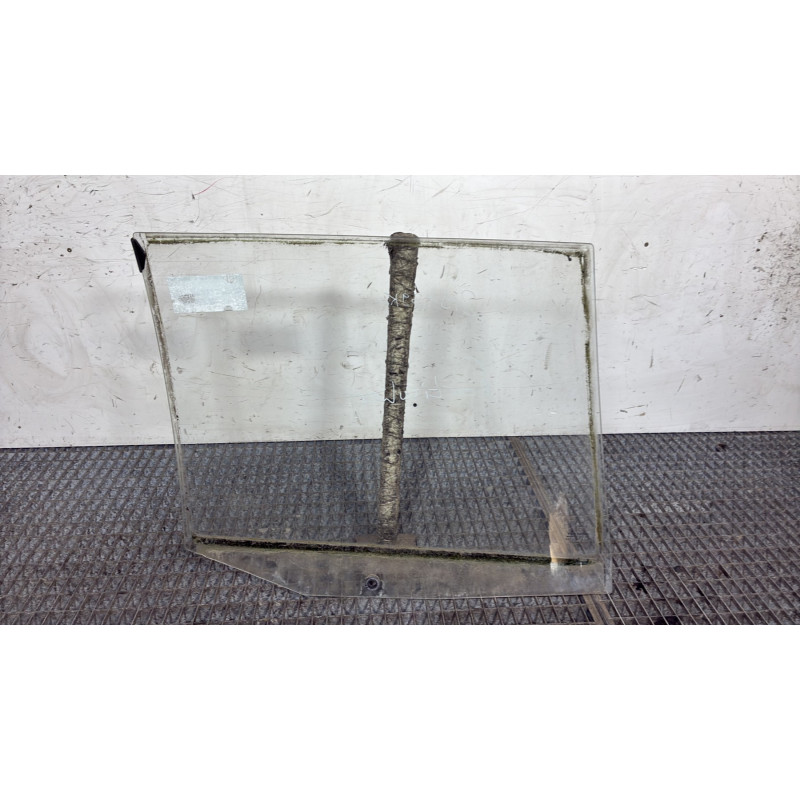 Vitre arriere gauche PEUGEOT 405 Photo n°4