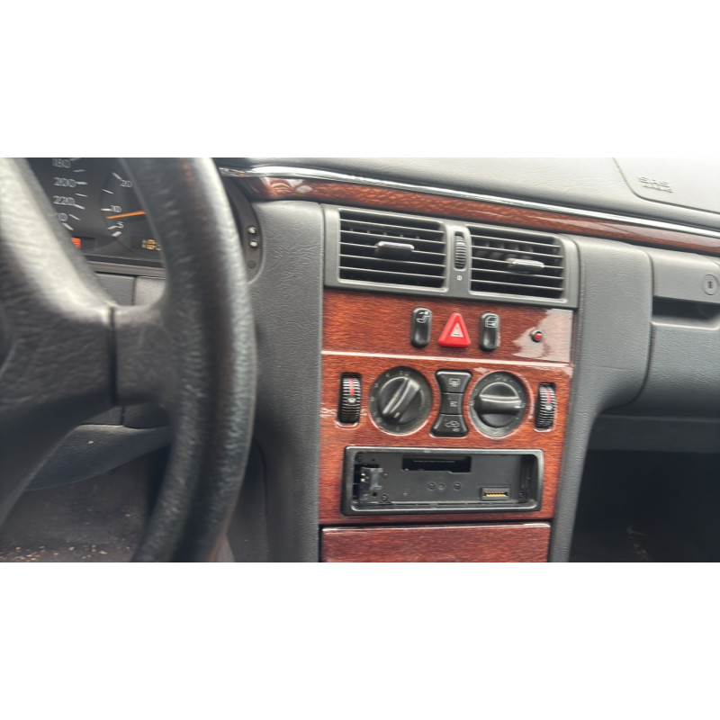 Neiman MERCEDES CLASSE E 210 Photo n°17