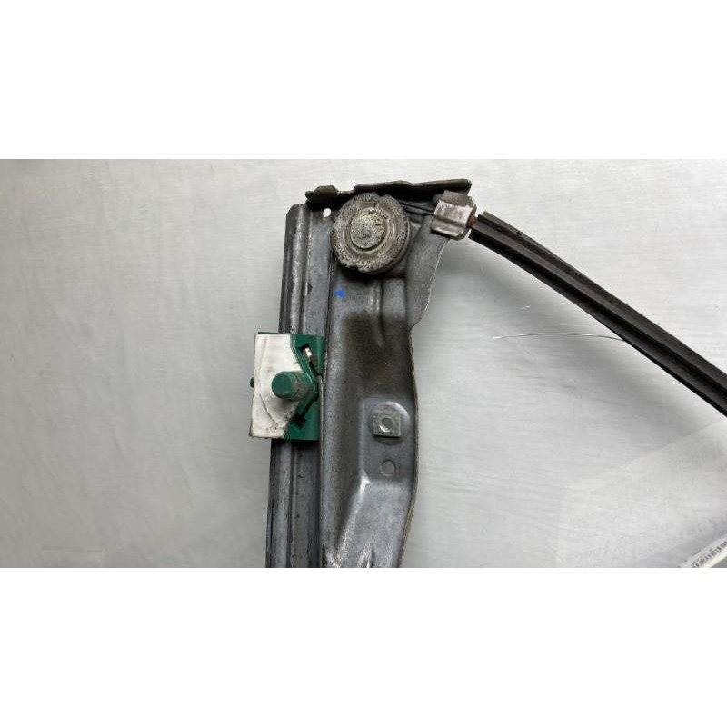 Leve vitre electrique avant gauche RENAULT CLIO 3 Photo n°3