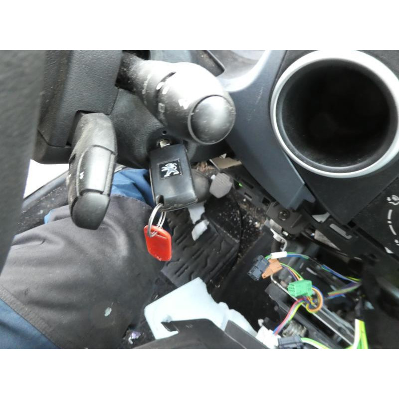 Attache ceinture avant gauche PEUGEOT PARTNER 2 Photo n°31