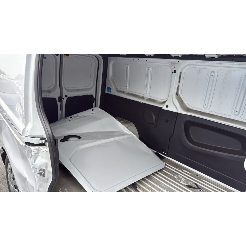 Enjoliveur de feu arriere droit NISSAN PRIMASTAR 2 Photo n°10