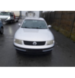 Vitre avant droit VOLKSWAGEN PASSAT 4
