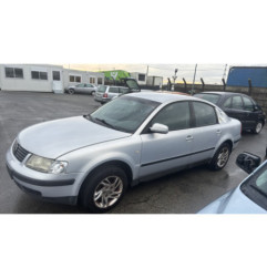 Vitre avant droit VOLKSWAGEN PASSAT 4