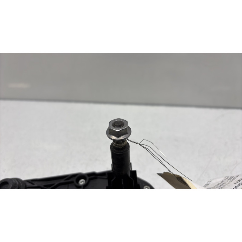 Moteur essuie glace arriere PEUGEOT 2008 1 Photo n°2