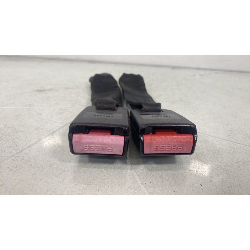 Attache ceinture arriere droit PEUGEOT 206 Photo n°1
