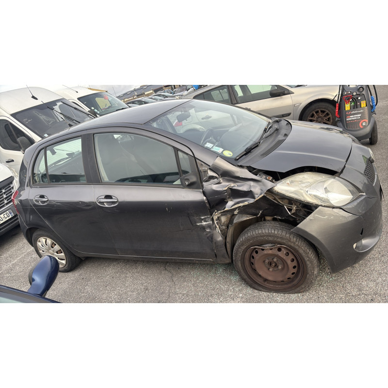 Feu arriere stop central TOYOTA YARIS 2 Photo n°14