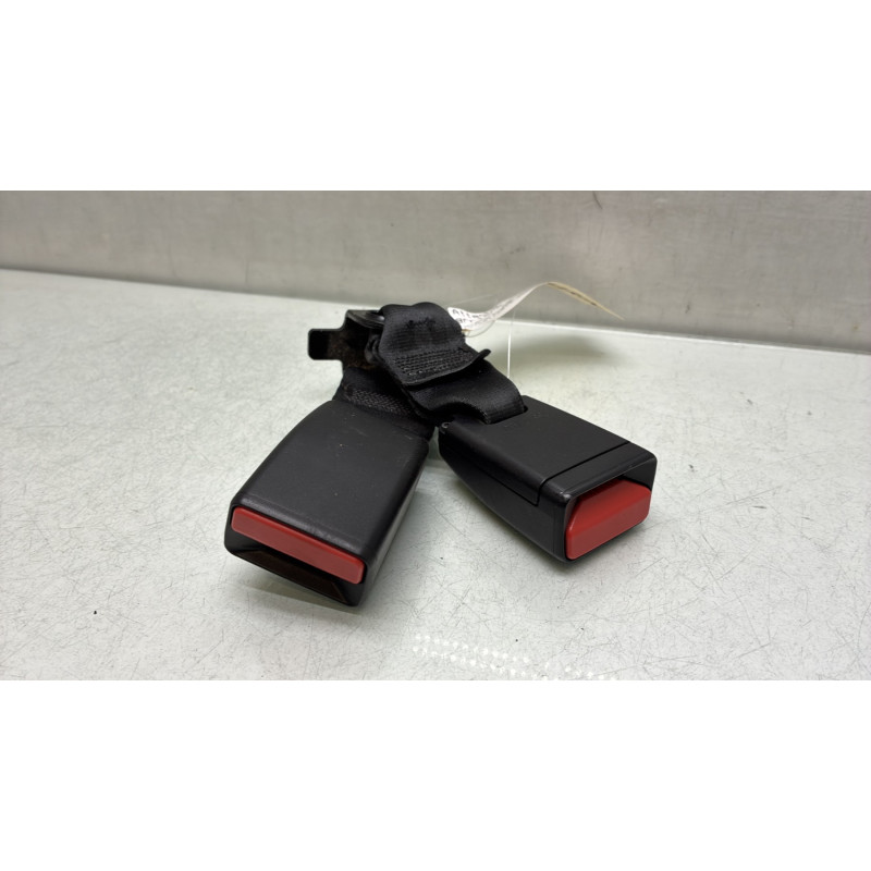 Attache ceinture arriere droit PEUGEOT 208 1 Photo n°1